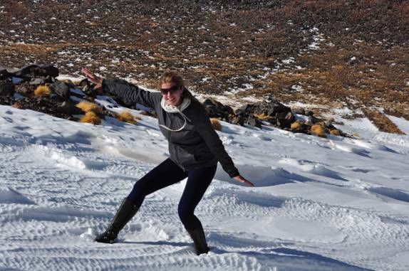 Feliz ao brincar pela primeira vez na vida com neve fresquinha, no Paso San Francisco - Argentina